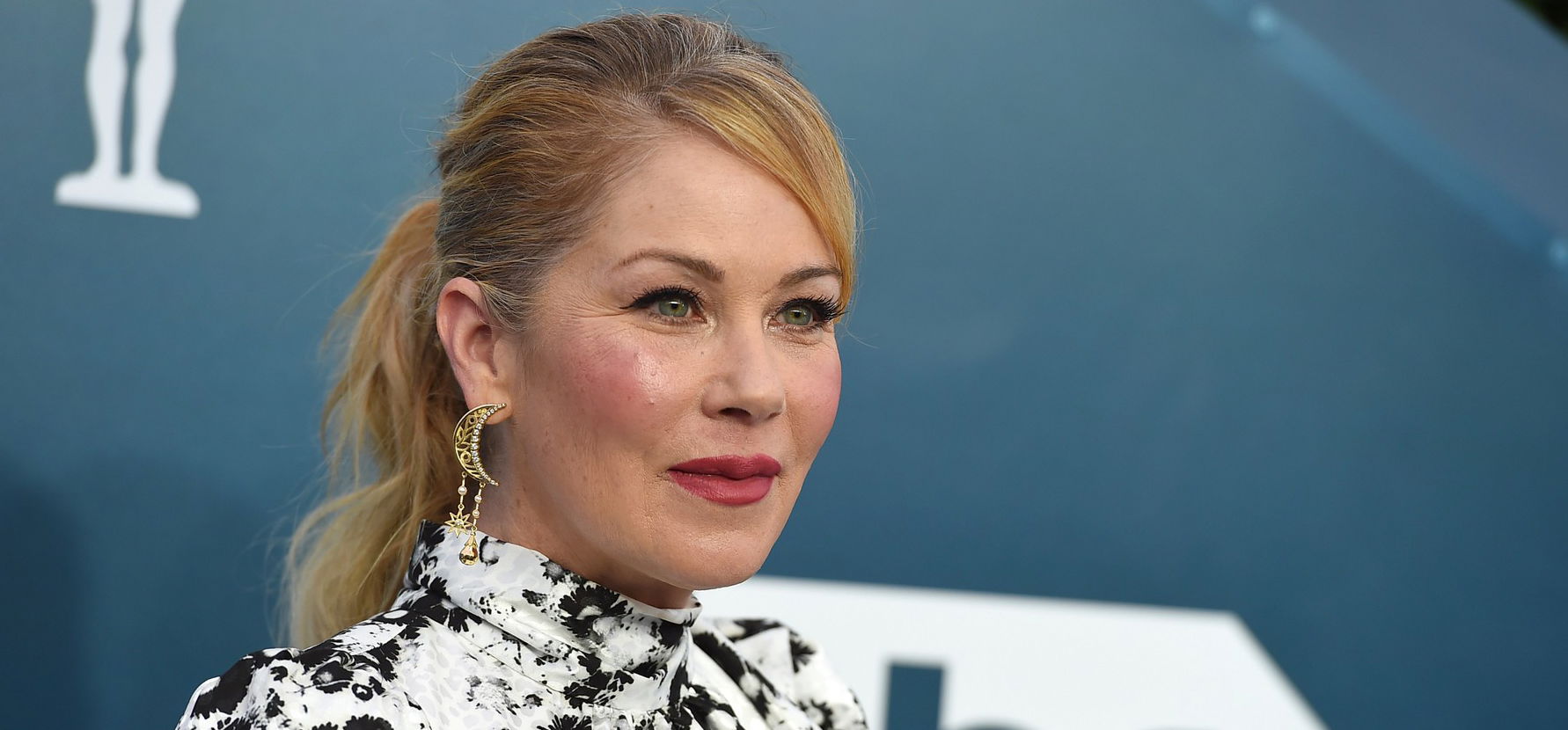 SS-jelvényt hord a nyakában az 50 éves Christina Applegate?