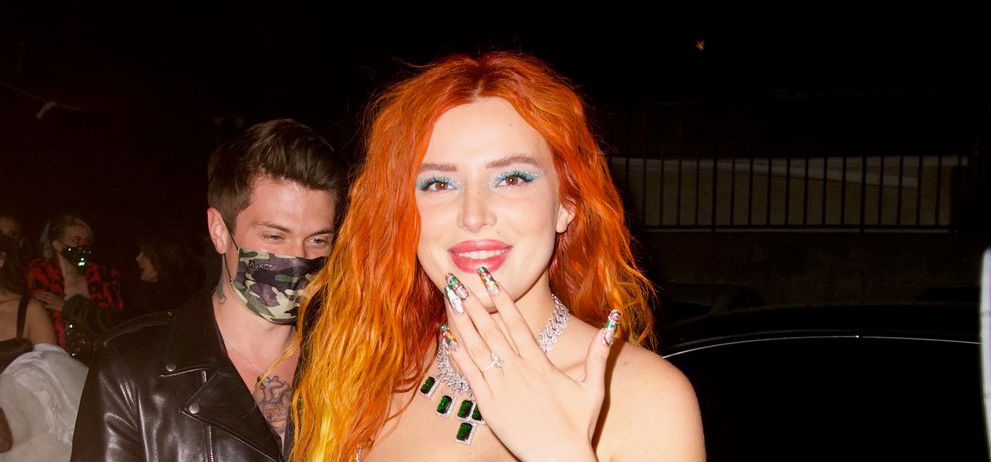 Túl messzie ment? Bella Thorne bugyi nélkül állt színpadra, elképesztő ruhaköltemény csavarodott a teste köré - videó (18+)