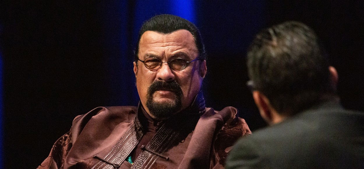 Steven Seagal ritkán látható lánya brutálszexi, testhezsimulós ruhában állt a kamera elé - fotó