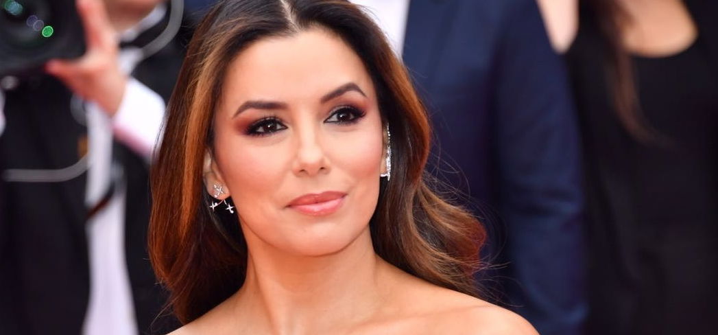 Eva Longoria bugyiban pózol egy másik híres színésznő pedig a melltartóját is ledobta – válogatás