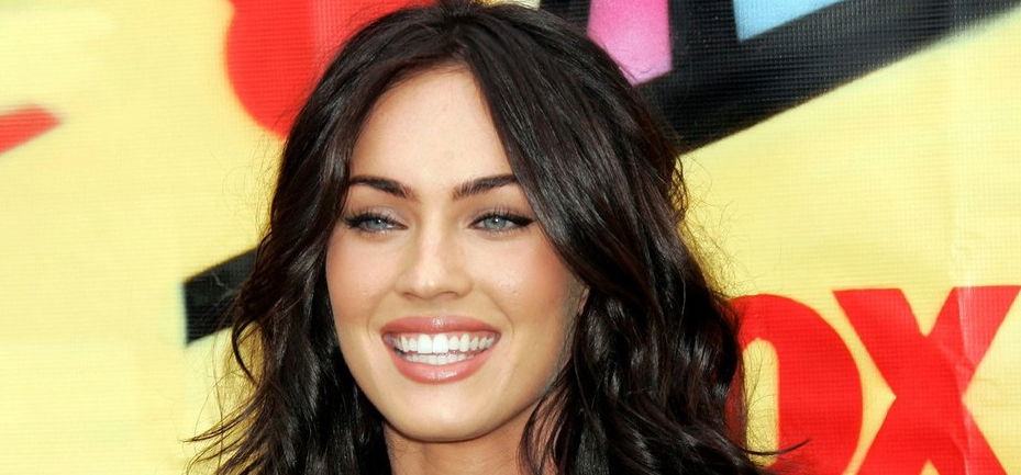 Megan Fox ruhája ott nyílt szét, ahová minden férfi szem szeretne belesni - fotó