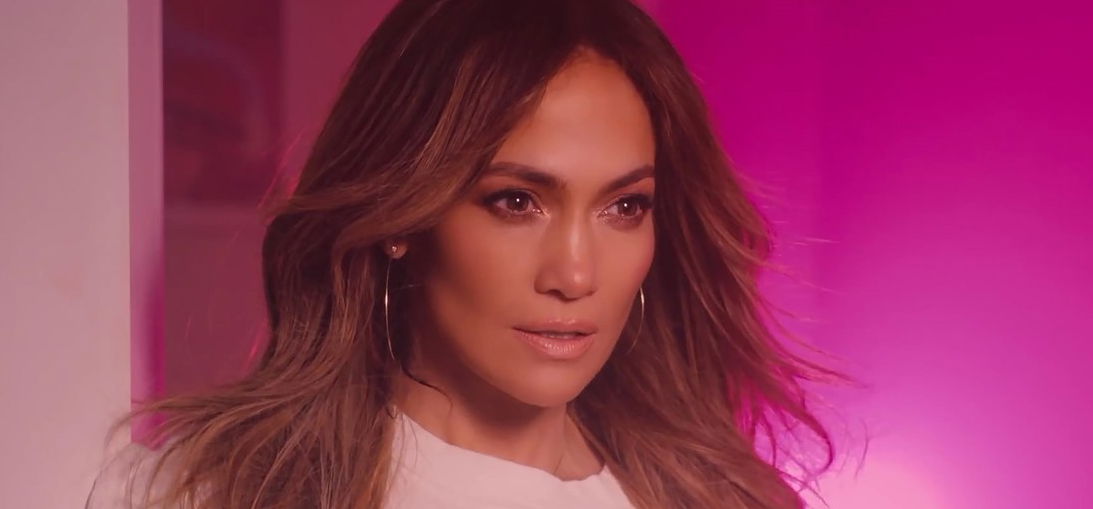 Jennifer Lopez ruhája úgy szétpattant, hogy takargatnia kellett hatalmas melleit? Szuperszexi videó került fel az internetre