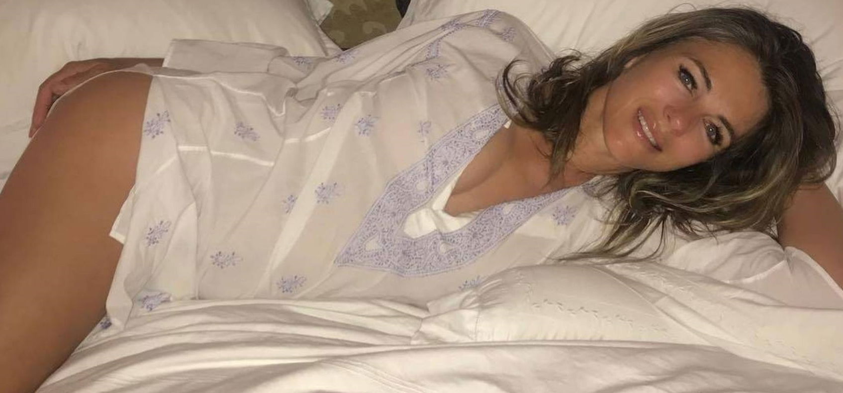 Elizabeth Hurley meztelenül mutatta meg magát, de nem boldogságból – fotók