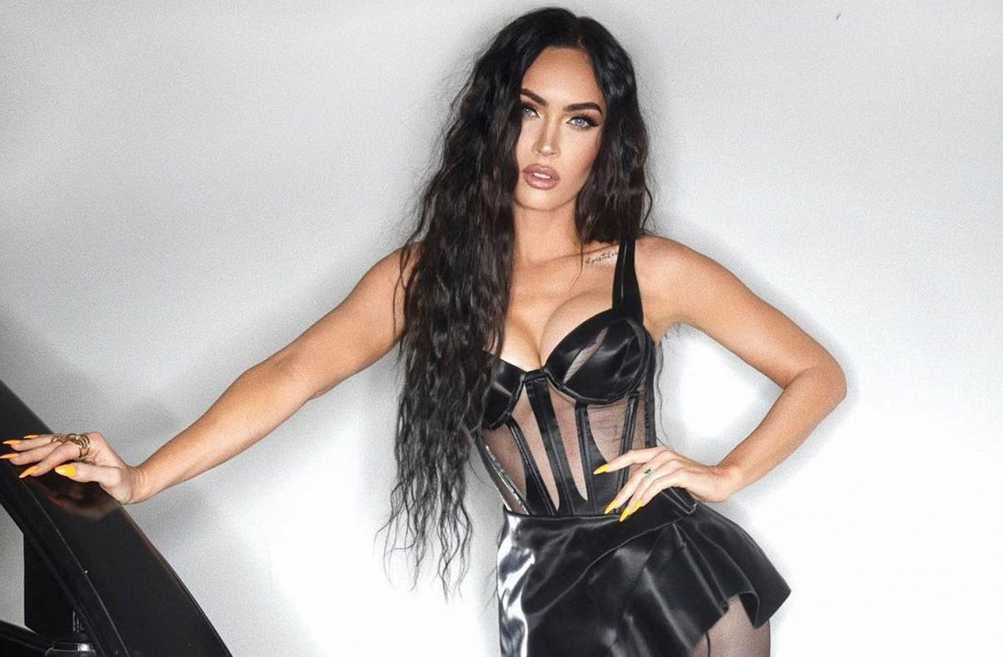 Megan Fox combközépig érő csizmában pucsít és ingerel – megint elképesztő  ruhát talált a szekrényében! | Promotions.hu