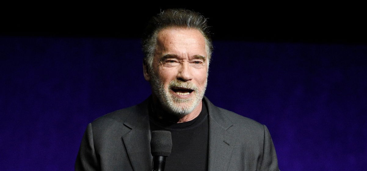 Simán a lánya lehetne: Arnold Schwarzenegger megmutatta 28 évvel fiatalabb barátnőjét, aki egy igazi csúcsbombázó