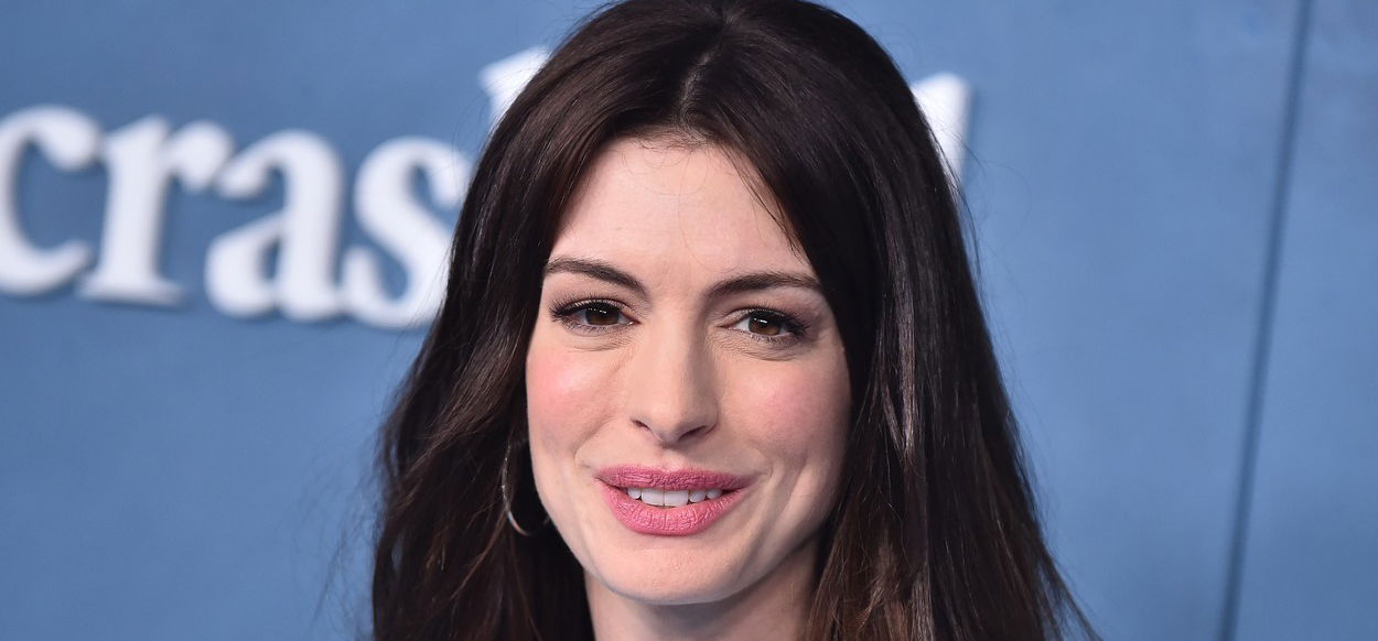 A csodatestű Anne Hathaway aligruhában bújt ágyba, még a takaró is lecsúszott a testéről