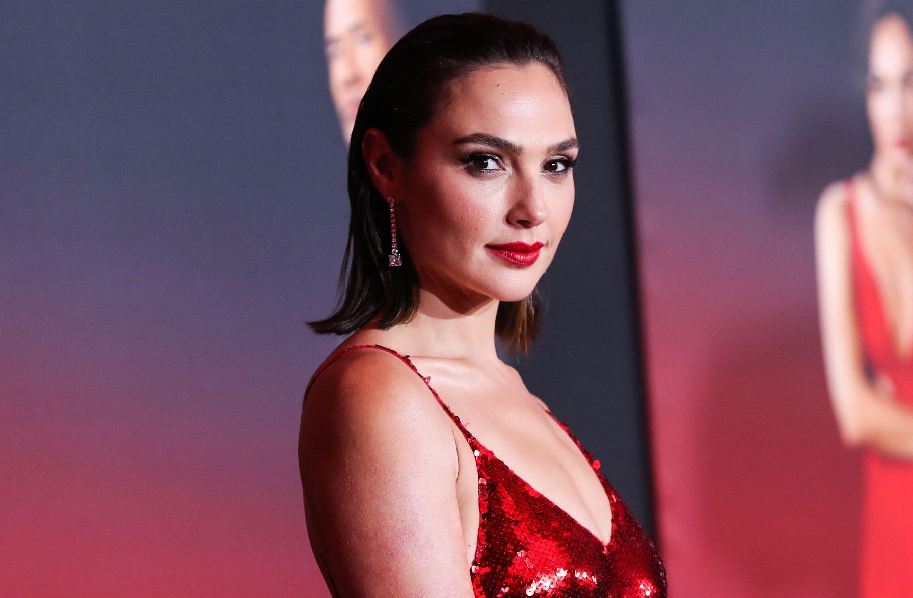 Az álomszép Gal Gadot nyilvános helyen tette szét a lábait, és közben  millió dolláros mosollyal nézett ránk | Promotions.hu