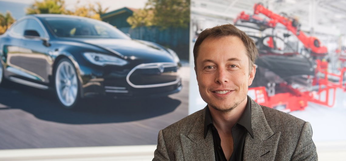 Elon Musk 74 éves édesanyja levetkőzött egy neves sportújságnak, képek is felkerültek az internetre, a szupermama fürdőruhában mutatja meg tökéletes alakját