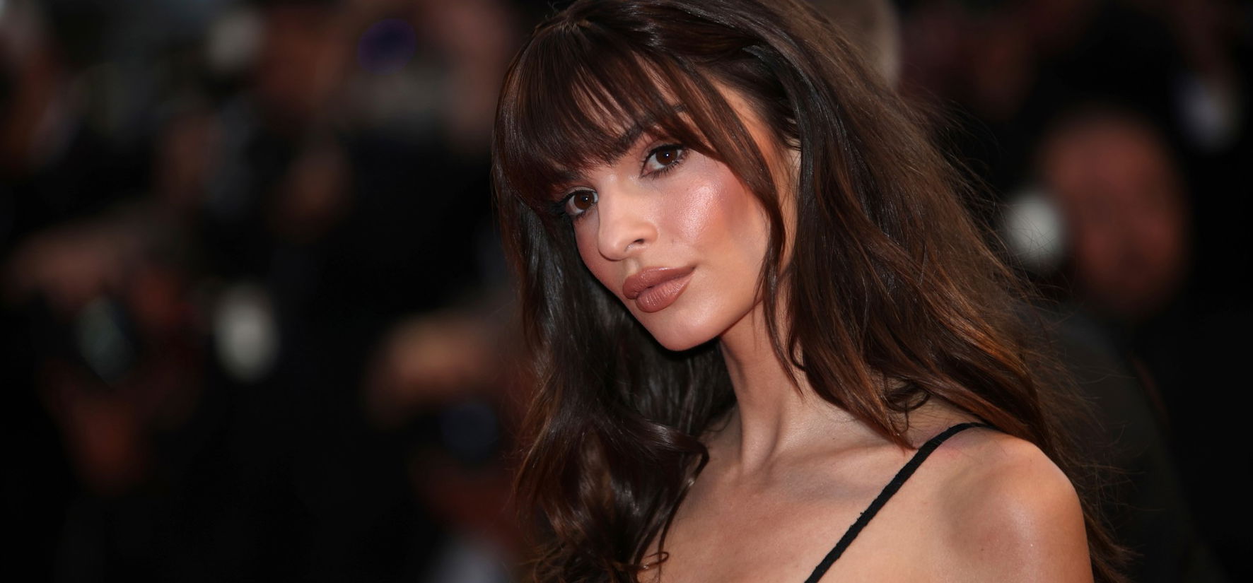 Emily Ratajkowski anyaszült meztelenre vetkőzött, és megmutatta a világnak a szőrmókját