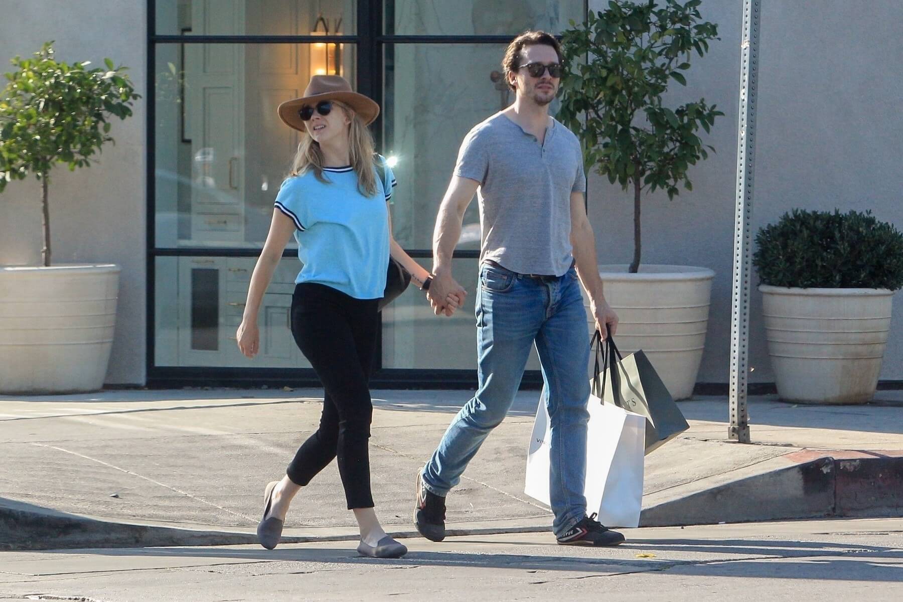Natalie Dormer és David Oakes kézen fogva vásárolnak a Melrose Place-en
